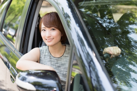 横浜西区保土ヶ谷区神奈川区交通事故むちうち治療に車を運転して来院する女性の写真