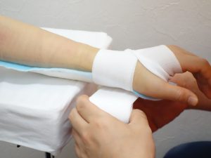 横浜西区保土ヶ谷区神奈川区近くの整骨院でバイク事故で手首の捻挫治療をしている写真